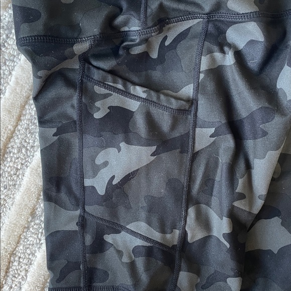 Yogalicious camo shorts 7 inch inseam - Picture 3 of 4